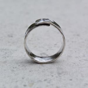 JODIE McKENZIE STUDIO Silver Hammered Overlapped Band Ring