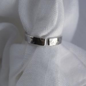 JODIE McKENZIE STUDIO White sea glass gapped band ring 