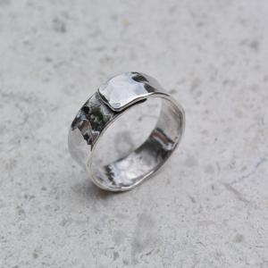 JODIE McKENZIE STUDIO Silver Hammered Overlapped Band Ring